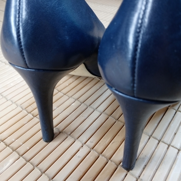 ANN TAYLOR Classic BLUE MILA LEATHER 4" heel PUMPS sz 8B. Inside lining some pee - Picture 8 of 10
